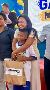 Eliziane Gama apoia inclusão digital com entrega de computadores a estudantes de Rosário