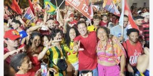 Felipe Camarão comemora no meio do povo a vitória do presidente Lula