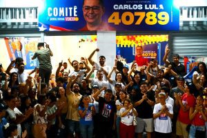 Carlos Lula lança campanha pela reeleição com inauguração de comitê e adesivaço em São Luís