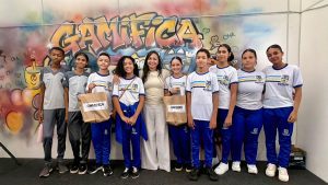 Eliziane Gama apoia inclusão digital com entrega de computadores a estudantes de Rosário